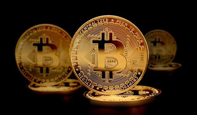 Bitcoin Spot ETF Başvurularında Son Değişiklikler Yapıldı: Eli Kulağında Mı?